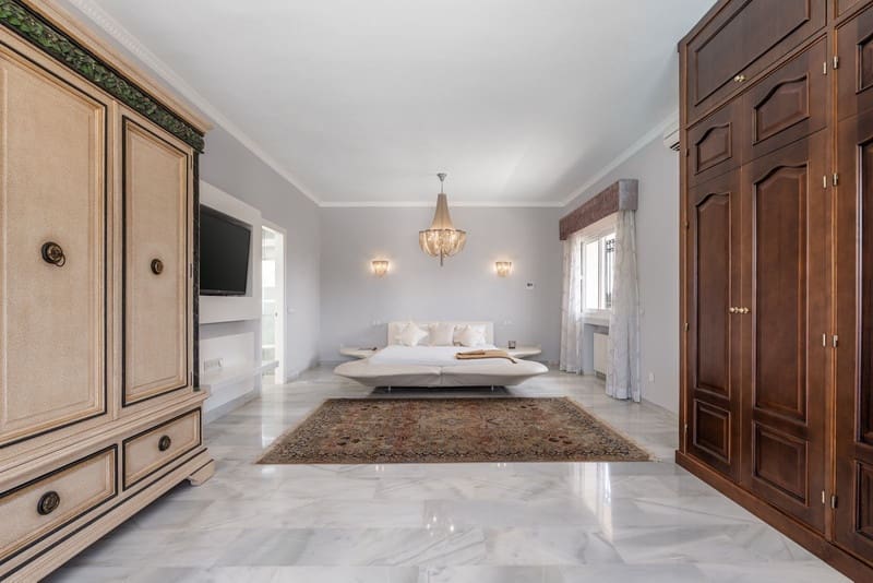 6 bedroom Villa for sale in El Paraiso with pool garage - € 2,750,000 (Ref: 8493496)