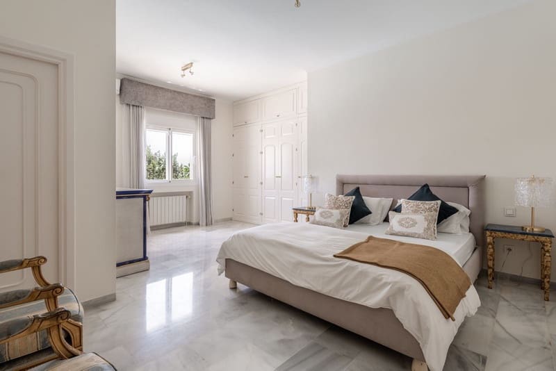 6 bedroom Villa for sale in El Paraiso with pool garage - € 2,750,000 (Ref: 8493496)