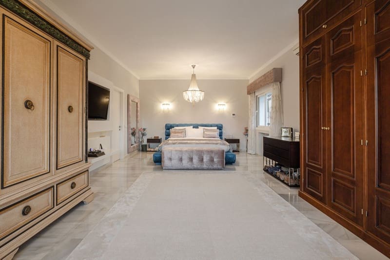 6 bedroom Villa for sale in El Paraiso with pool garage - € 2,750,000 (Ref: 8493496)