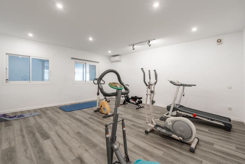 6 bedroom Villa for sale in El Paraiso with pool garage - € 2,750,000 (Ref: 8493496)