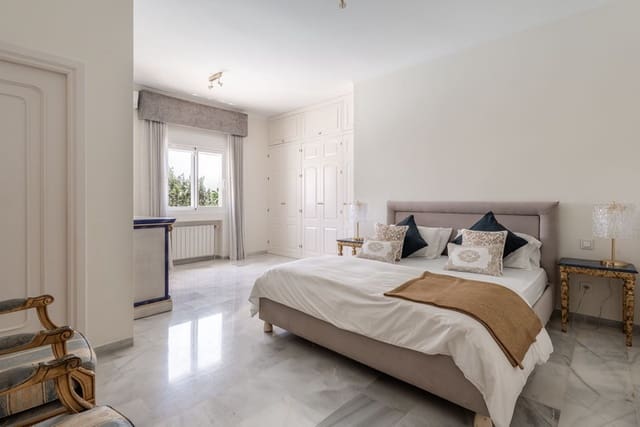 6 slaapkamer Villa te koop in El Paraiso, Estepona met zwembad garage - € 2.750.000 (Ref: 8493496)