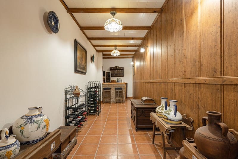 6 bedroom Villa for sale in El Paraiso with pool garage - € 2,750,000 (Ref: 8493496)