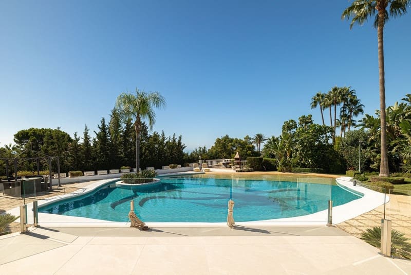 6 bedroom Villa for sale in El Paraiso with pool garage - € 2,750,000 (Ref: 8493496)