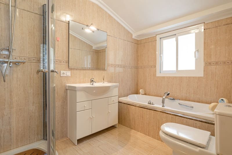 6 bedroom Villa for sale in El Paraiso with pool garage - € 2,750,000 (Ref: 8493496)