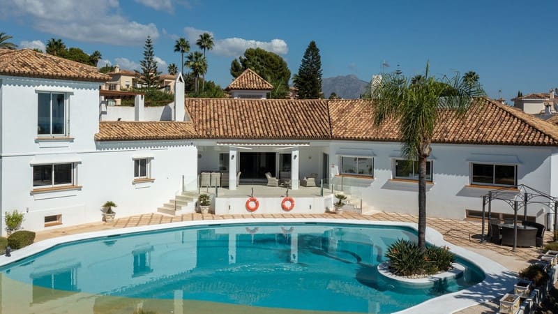 6 bedroom Villa for sale in El Paraiso with pool garage - € 2,750,000 (Ref: 8493496)