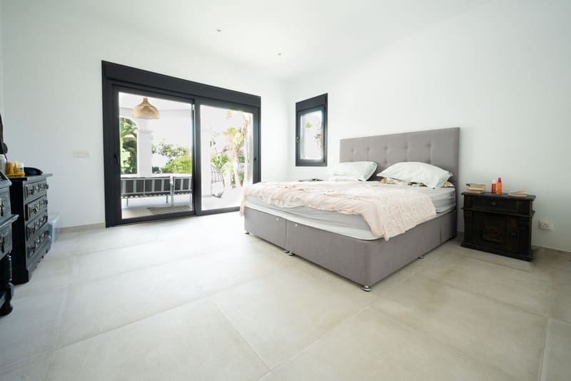 3 bedroom Villa for sale in Marbella with pool garage - € 1,675,000 (Ref: 8493503)