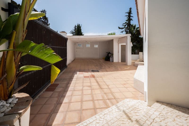3 bedroom Villa for sale in Marbella with pool garage - € 1,675,000 (Ref: 8493503)