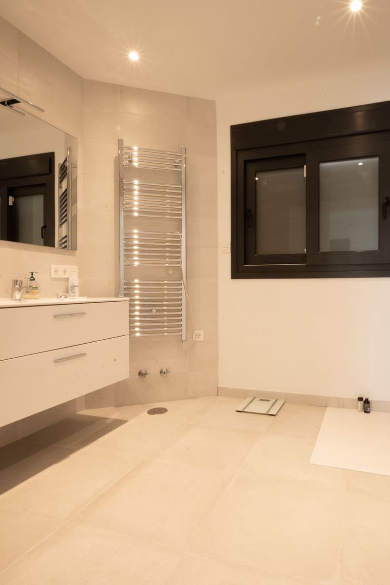 3 bedroom Villa for sale in Marbella with pool garage - € 1,675,000 (Ref: 8493503)