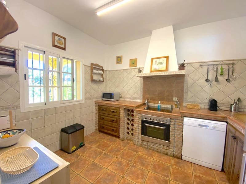 5 bedroom Villa for sale in Marbella with pool garage - € 1,400,000 (Ref: 8508870)