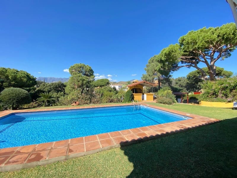 5 bedroom Villa for sale in Marbella with pool garage - € 1,400,000 (Ref: 8508870)