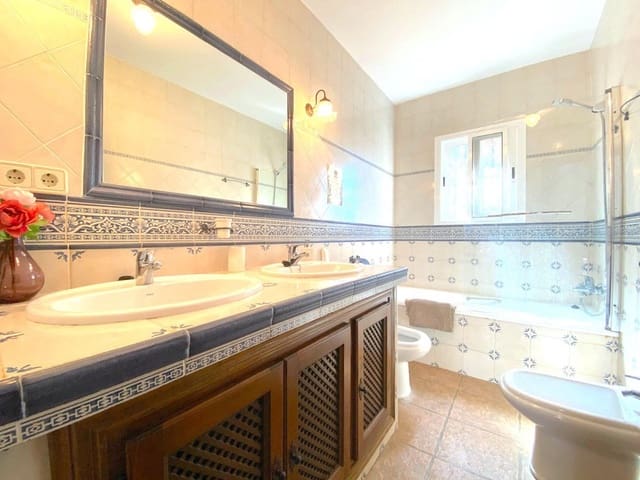 5 bedroom Villa for sale in Marbella with pool garage - € 1,200,000 (Ref: 8508870)