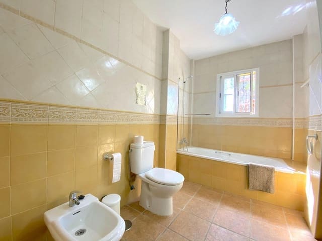 5 bedroom Villa for sale in Marbella with pool garage - € 1,200,000 (Ref: 8508870)