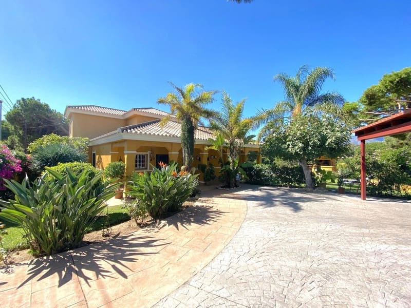 5 bedroom Villa for sale in Marbella with pool garage - € 1,400,000 (Ref: 8508870)