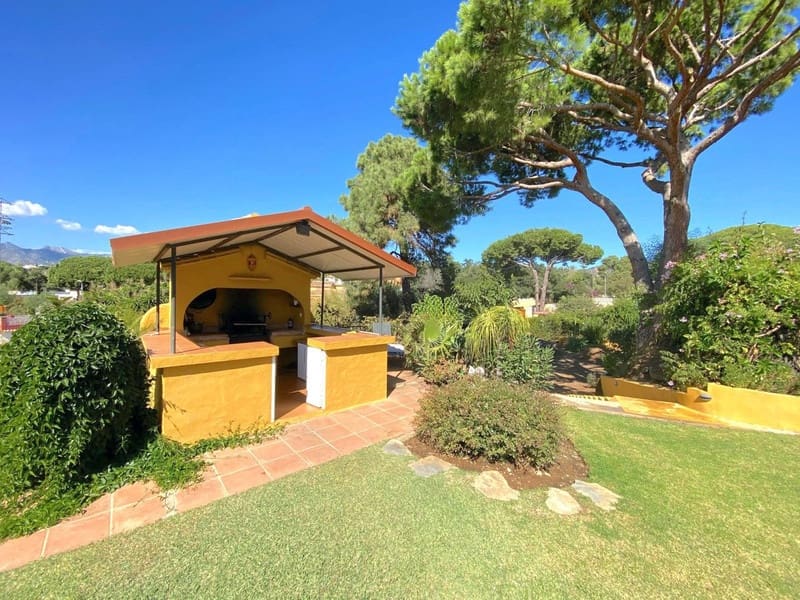 5 bedroom Villa for sale in Marbella with pool garage - € 1,400,000 (Ref: 8508870)