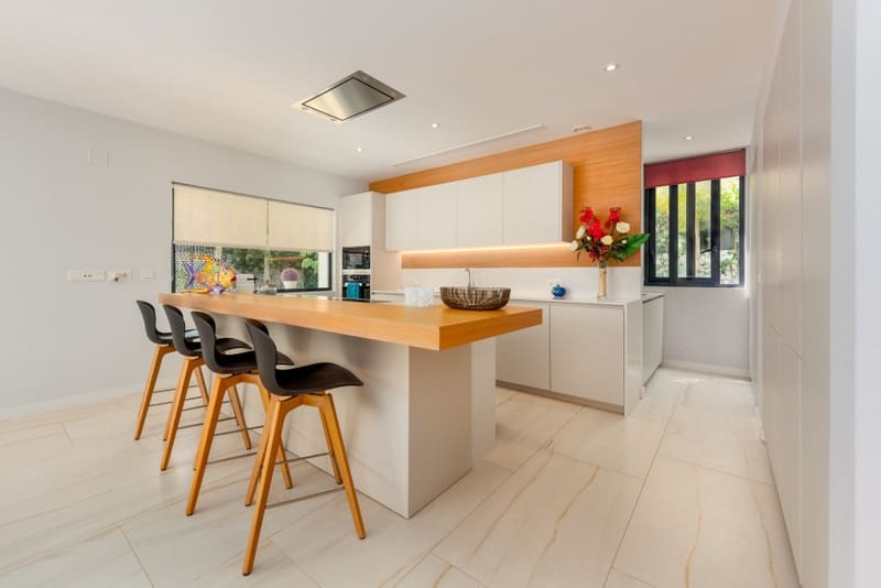 5 bedroom Villa for sale in Nueva Andalucia with pool garage - € 1,950,000 (Ref: 8508872)