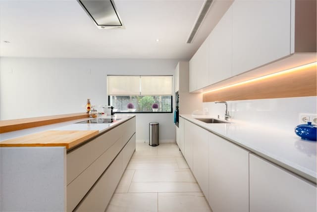 5 makuuhuone Huvila myytävänä paikassa Nueva Andalucia, Marbella mukana uima-altaan 
autotalli - 1 950 000 € (Ref: 8508872)