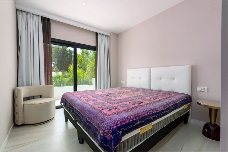 5 bedroom Villa for sale in Nueva Andalucia with pool garage - € 1,950,000 (Ref: 8508872)