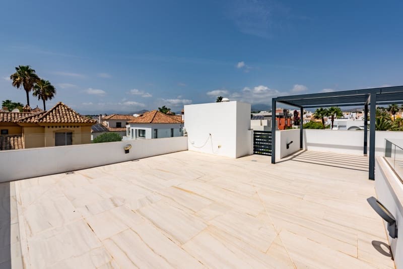 5 bedroom Villa for sale in Nueva Andalucia with pool garage - € 1,950,000 (Ref: 8508872)