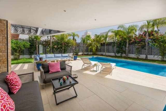 5 makuuhuone Huvila myytävänä paikassa Nueva Andalucia, Marbella mukana uima-altaan 
autotalli - 1 950 000 € (Ref: 8508872)