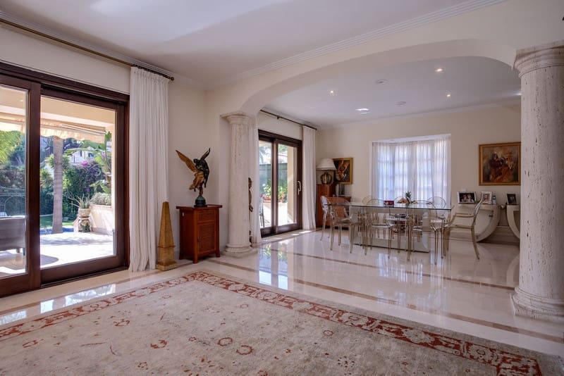 6 bedroom Villa for sale in Benahavis with pool garage - € 2,375,000 (Ref: 8536816)