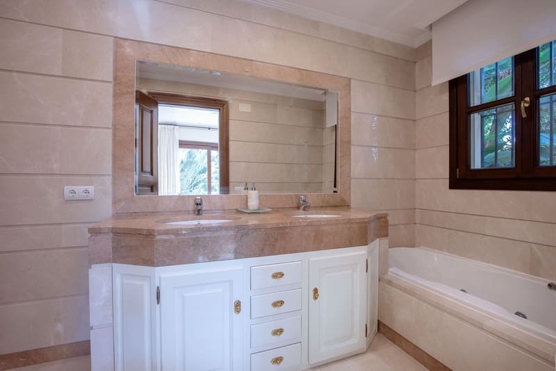 6 bedroom Villa for sale in Benahavis with pool garage - € 2,375,000 (Ref: 8536816)