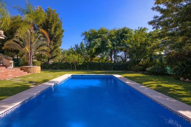 6 bedroom Villa for sale in Benahavis with pool garage - € 2,375,000 (Ref: 8536816)
