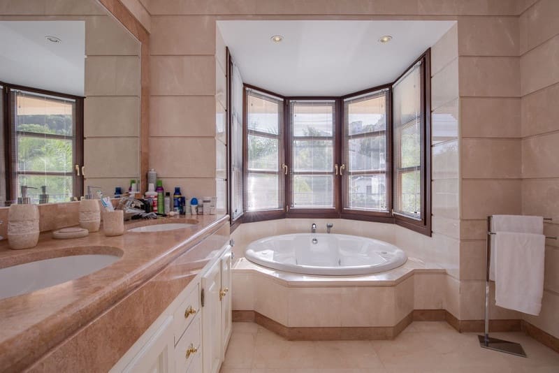 6 bedroom Villa for sale in Benahavis with pool garage - € 2,375,000 (Ref: 8536816)