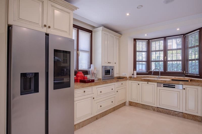 6 bedroom Villa for sale in Benahavis with pool garage - € 2,375,000 (Ref: 8536816)