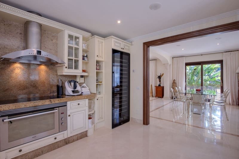 6 bedroom Villa for sale in Benahavis with pool garage - € 2,375,000 (Ref: 8536816)