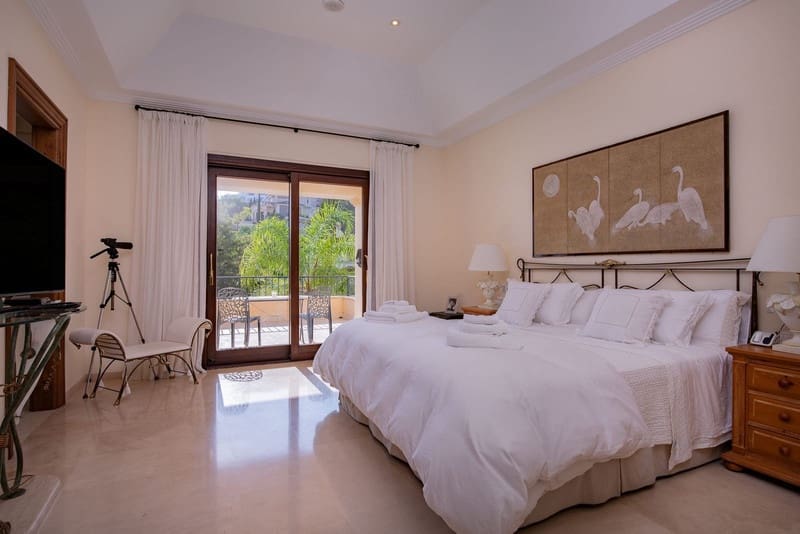6 bedroom Villa for sale in Benahavis with pool garage - € 2,375,000 (Ref: 8536816)