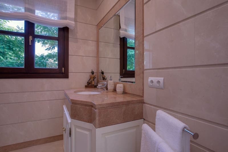 6 bedroom Villa for sale in Benahavis with pool garage - € 2,375,000 (Ref: 8536816)