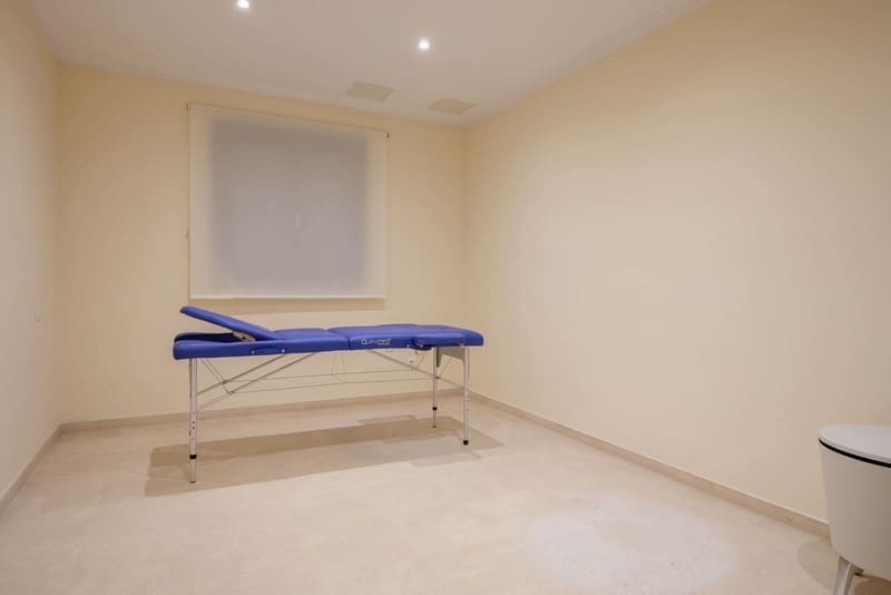 6 bedroom Villa for sale in Benahavis with pool garage - € 2,375,000 (Ref: 8536816)