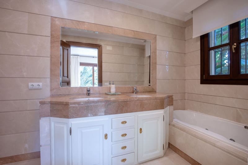 Chalet de 6 habitaciones en Benahavís en venta con piscina garaje - 2.100.000 € (Ref: 8536816)