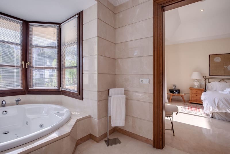 Chalet de 6 habitaciones en Benahavís en venta con piscina garaje - 2.100.000 € (Ref: 8536816)