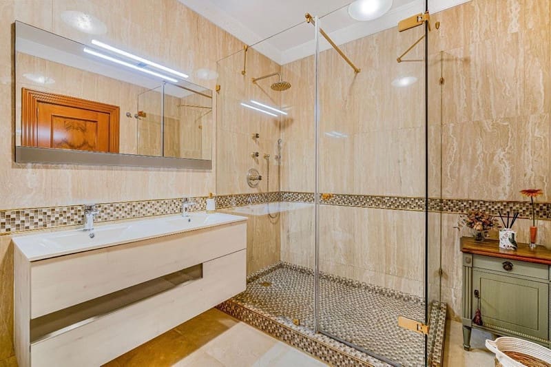 4 bedroom Villa for sale in Marbella with pool garage - € 2,500,000 (Ref: 8538770)