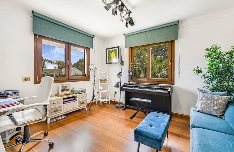 4 bedroom Villa for sale in Marbella with pool garage - € 2,500,000 (Ref: 8538770)