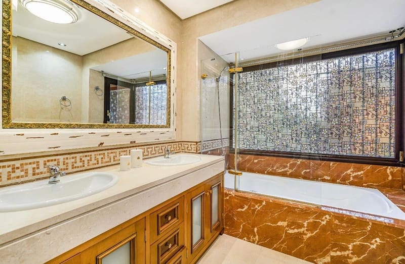 4 bedroom Villa for sale in Marbella with pool garage - € 2,500,000 (Ref: 8538770)