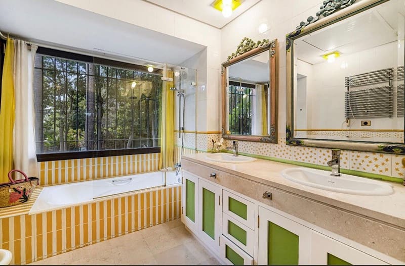 4 bedroom Villa for sale in Marbella with pool garage - € 2,500,000 (Ref: 8538770)