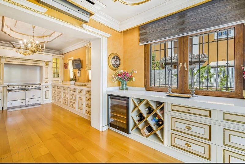 4 bedroom Villa for sale in Marbella with pool garage - € 2,500,000 (Ref: 8538770)