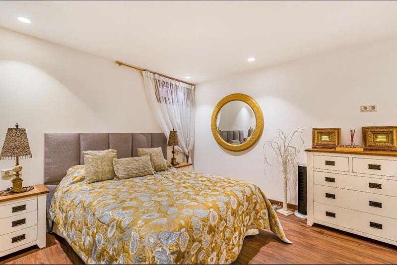 4 bedroom Villa for sale in Marbella with pool garage - € 2,500,000 (Ref: 8538770)