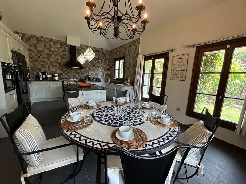 4 bedroom Villa for sale in Estepona with pool garage - € 1,790,000 (Ref: 8547062)