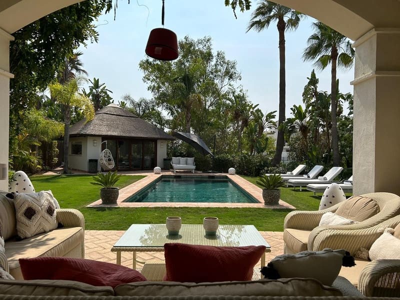 4 bedroom Villa for sale in Estepona with pool garage - € 1,790,000 (Ref: 8547062)