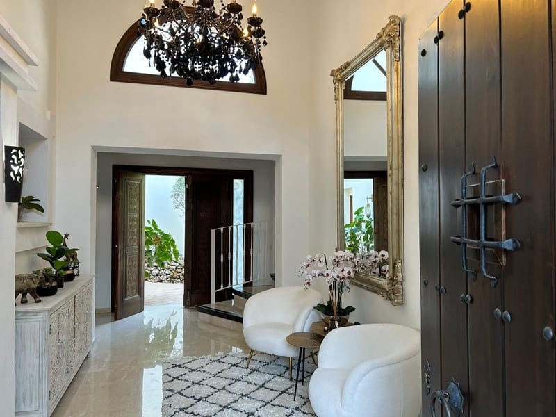 4 bedroom Villa for sale in Estepona with pool garage - € 1,790,000 (Ref: 8547062)