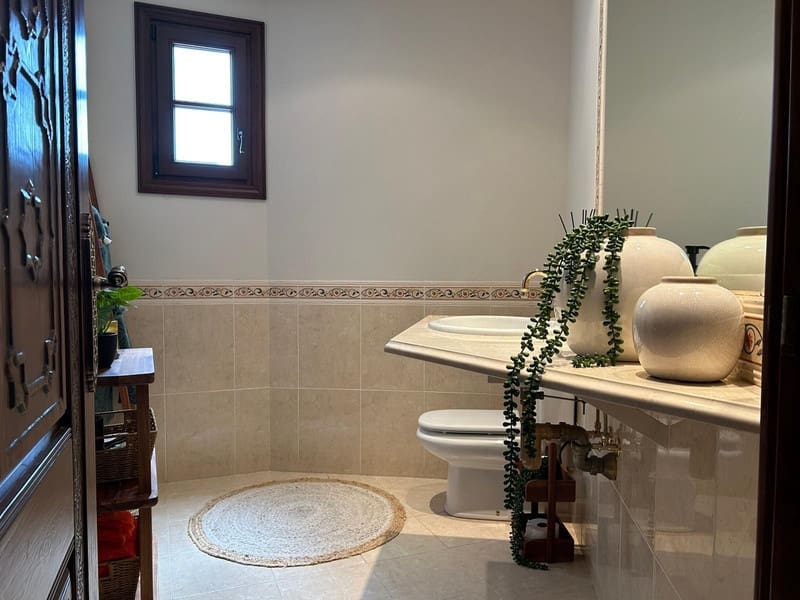 4 bedroom Villa for sale in Estepona with pool garage - € 1,790,000 (Ref: 8547062)