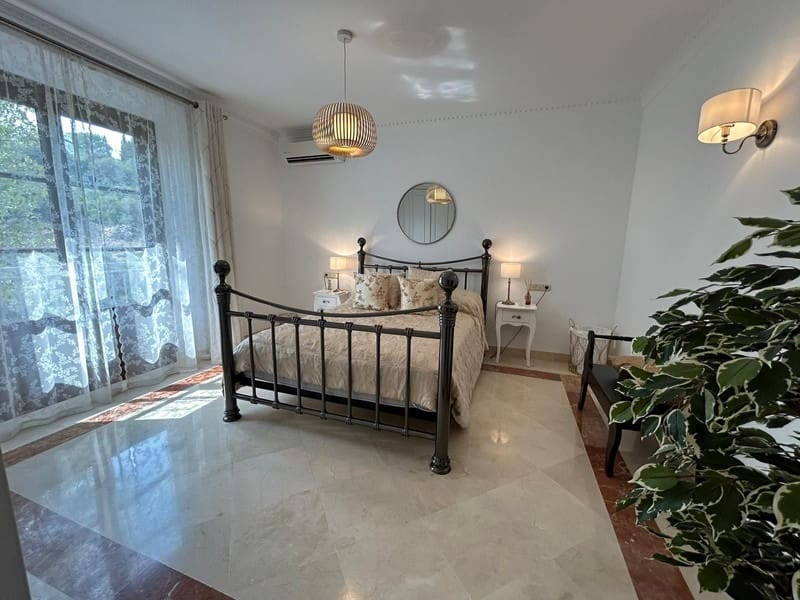 4 bedroom Villa for sale in Estepona with pool garage - € 1,790,000 (Ref: 8547062)