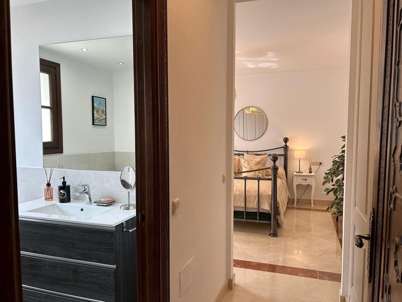 4 bedroom Villa for sale in Estepona with pool garage - € 1,790,000 (Ref: 8547062)