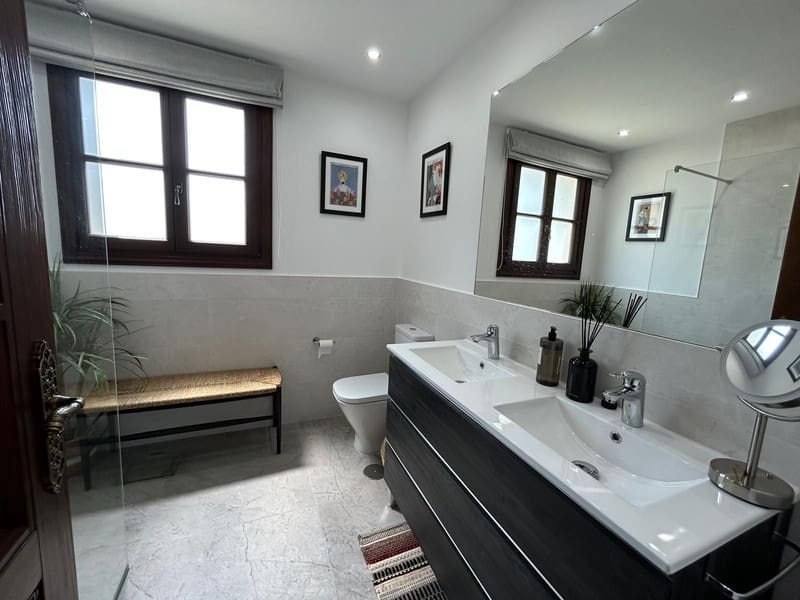 4 bedroom Villa for sale in Estepona with pool garage - € 1,790,000 (Ref: 8547062)