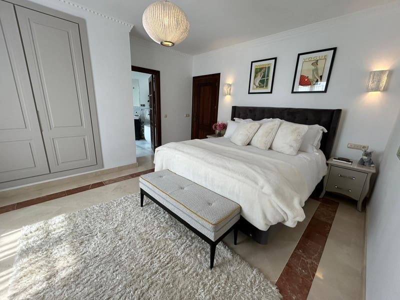 4 bedroom Villa for sale in Estepona with pool garage - € 1,790,000 (Ref: 8547062)