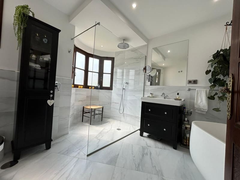 4 bedroom Villa for sale in Estepona with pool garage - € 1,790,000 (Ref: 8547062)