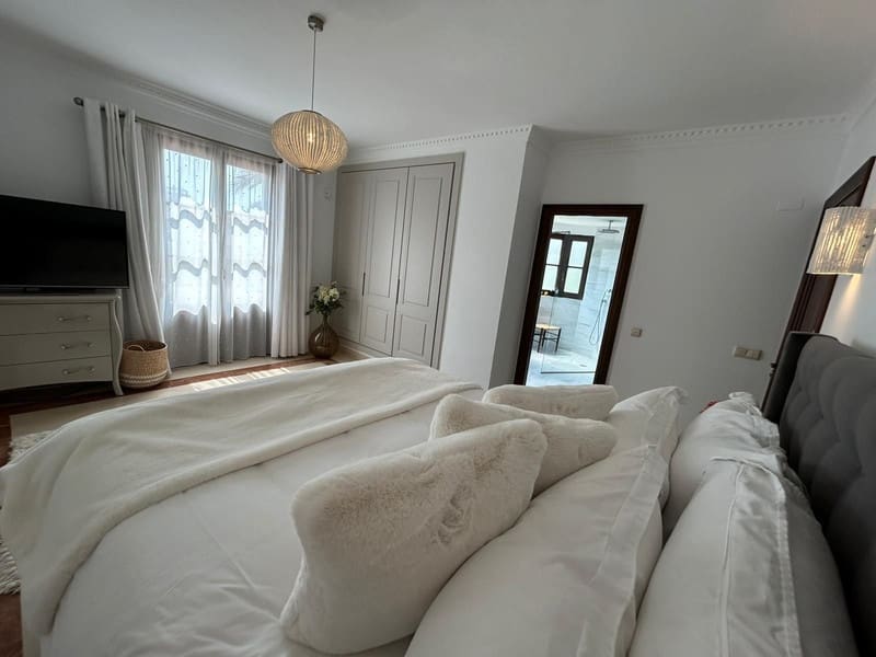 4 bedroom Villa for sale in Estepona with pool garage - € 1,790,000 (Ref: 8547062)